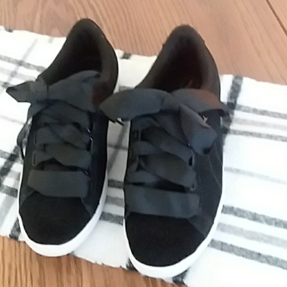 Suede size 7 1/2 Puma ribbon shoe laces.